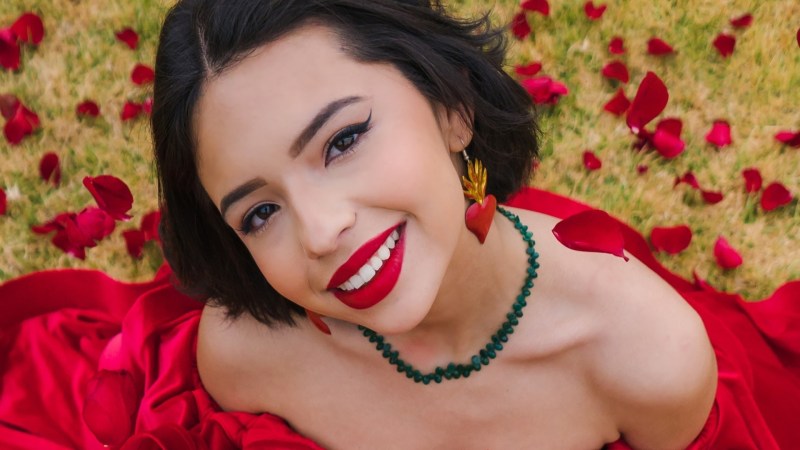 Ángela Aguilar es condecorada como «Embajadora del Orgullo Hispano» por Instagram
