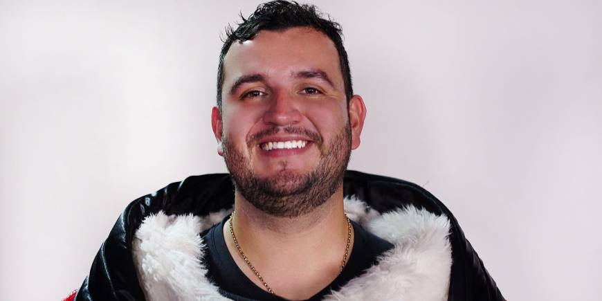 Edén Muñoz de Calibre 50 pide oraciones por su hijo recién nacido