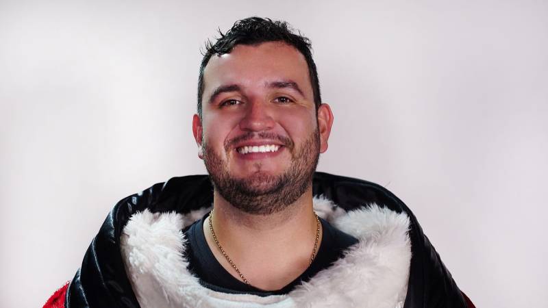 Edén Muñoz de Calibre 50 pide oraciones por su hijo recién nacido