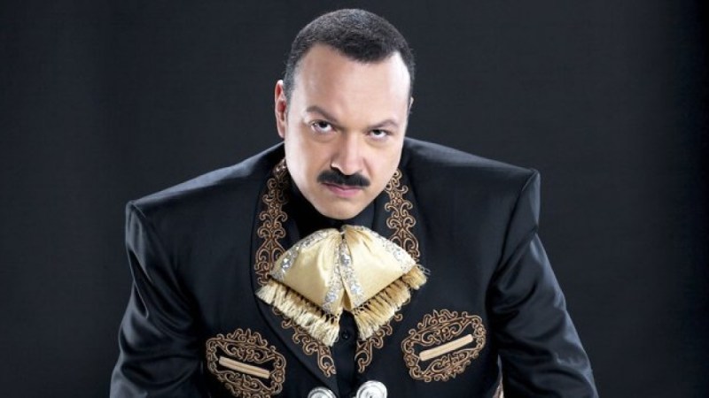 Pepe Aguilar rinde homenaje a Vicente Fernández en concierto