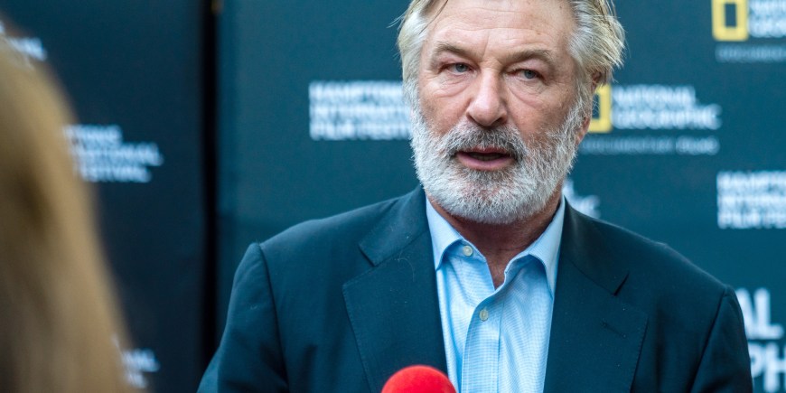 Alec Baldwin dispara en set de película matando a una persona e hiriendo a otra
