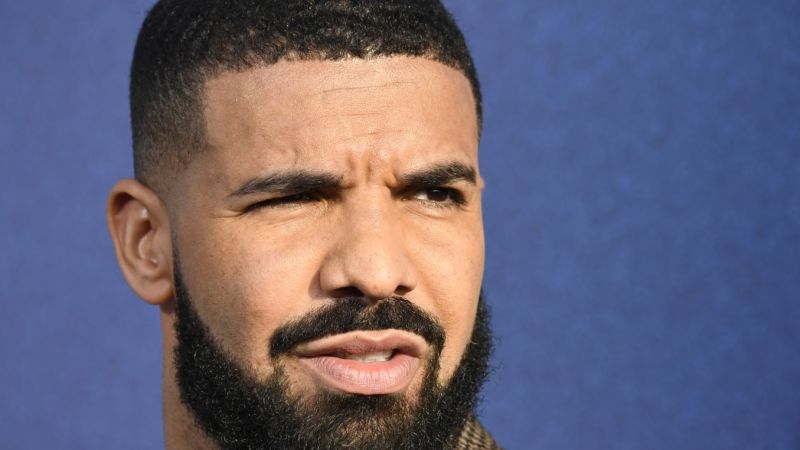 Modelo «demanda» a Drake por poner salsa picante en condón
