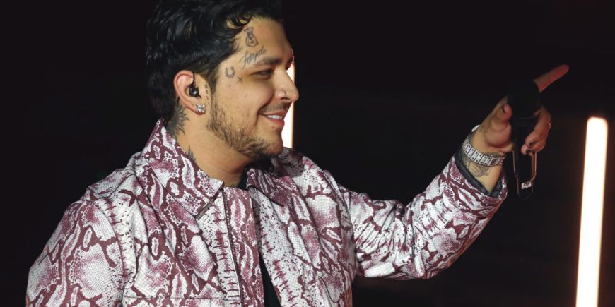 Christian Nodal cantando en el escenario