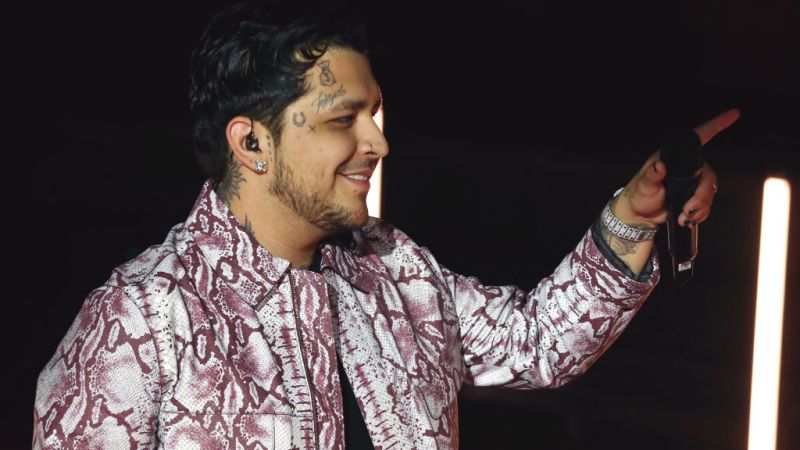 Christian Nodal cantando en el escenario