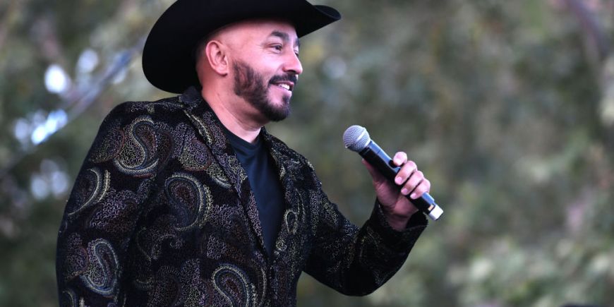 Lupillo Rivera cantando en el escenario en Los Ángeles