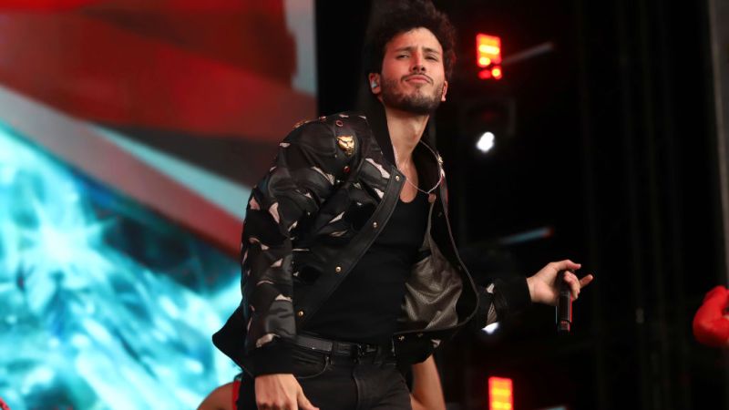 Sebastián Yatra cantando en el escenario