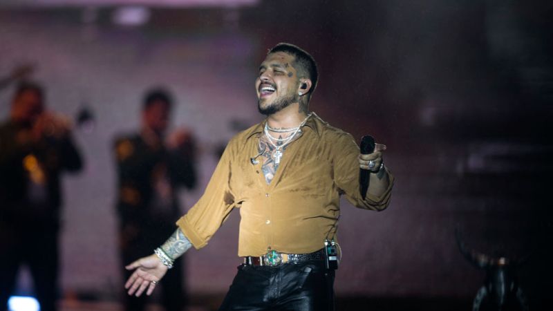 Christian Nodal en el escenario