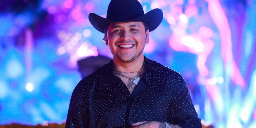 Christian Nodal fue abucheado y le aventaron hielos en el escenario