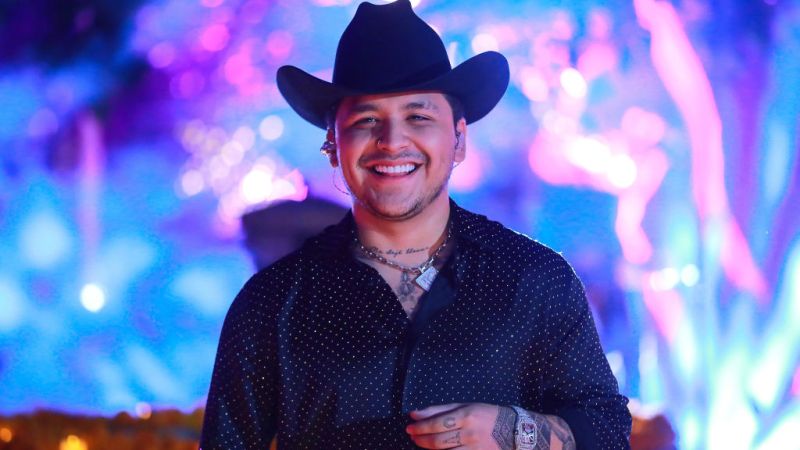 Christian Nodal fue abucheado y le aventaron hielos en el escenario