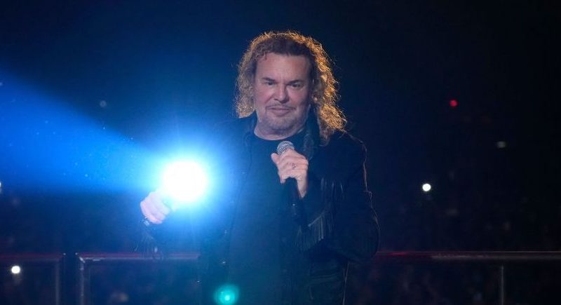 Fher de Maná fue derribado por una fan en concierto