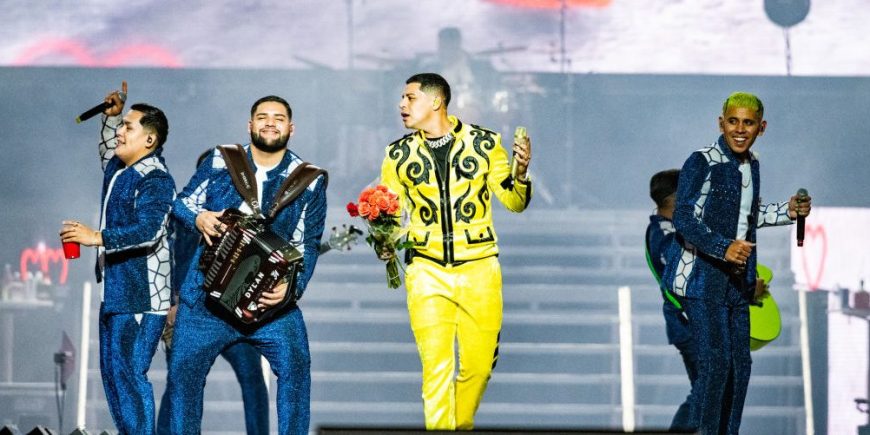 Fans acusan a Grupo Firme de hacer playback durante presentación