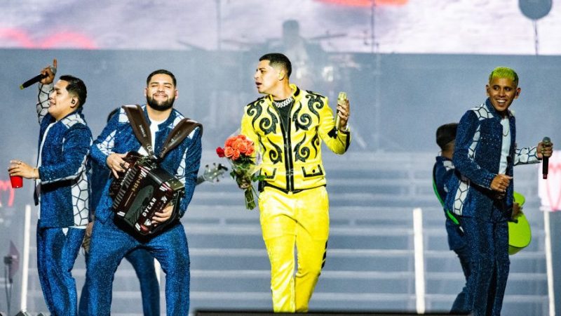 Fans acusan a Grupo Firme de hacer playback durante presentación