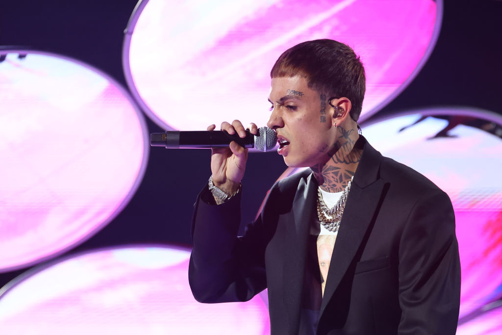 Natanael Cano presume tener una fortuna y cheques por medio millón El