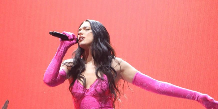 Fuegos artificiales se salen de control en concierto de Dua Lipa