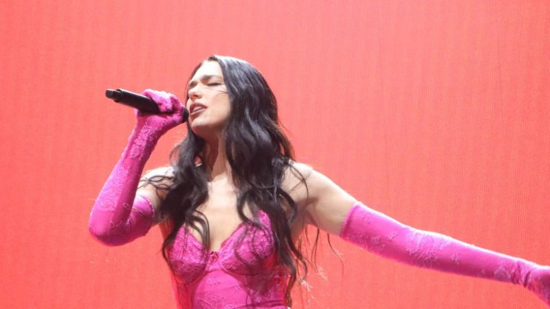 Fuegos artificiales se salen de control en concierto de Dua Lipa
