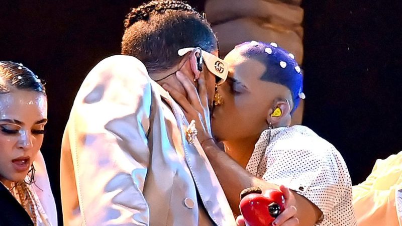 El polémico beso de Bad Bunny con uno de sus bailarines