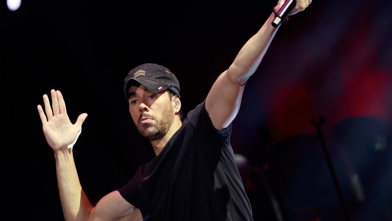 Enrique Iglesias cancela conciertos por problemas de salud